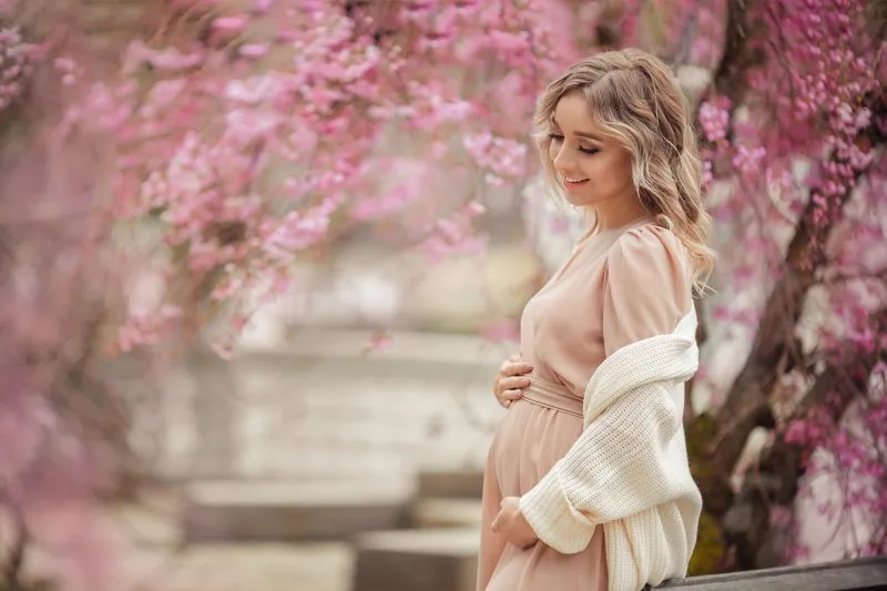 Sukienka ciążowa na wesele. Eleganckie i modne propozycje dla ciężarnych