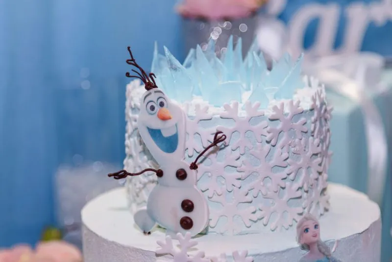 Urodziny w stylu Krainy Lodu. Zaaranżuj klimat Frozen z akcesoriami imprezowymi!